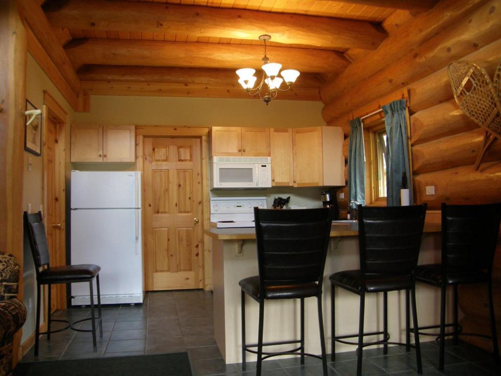 Yoho Chalets Vila Golden Quarto foto